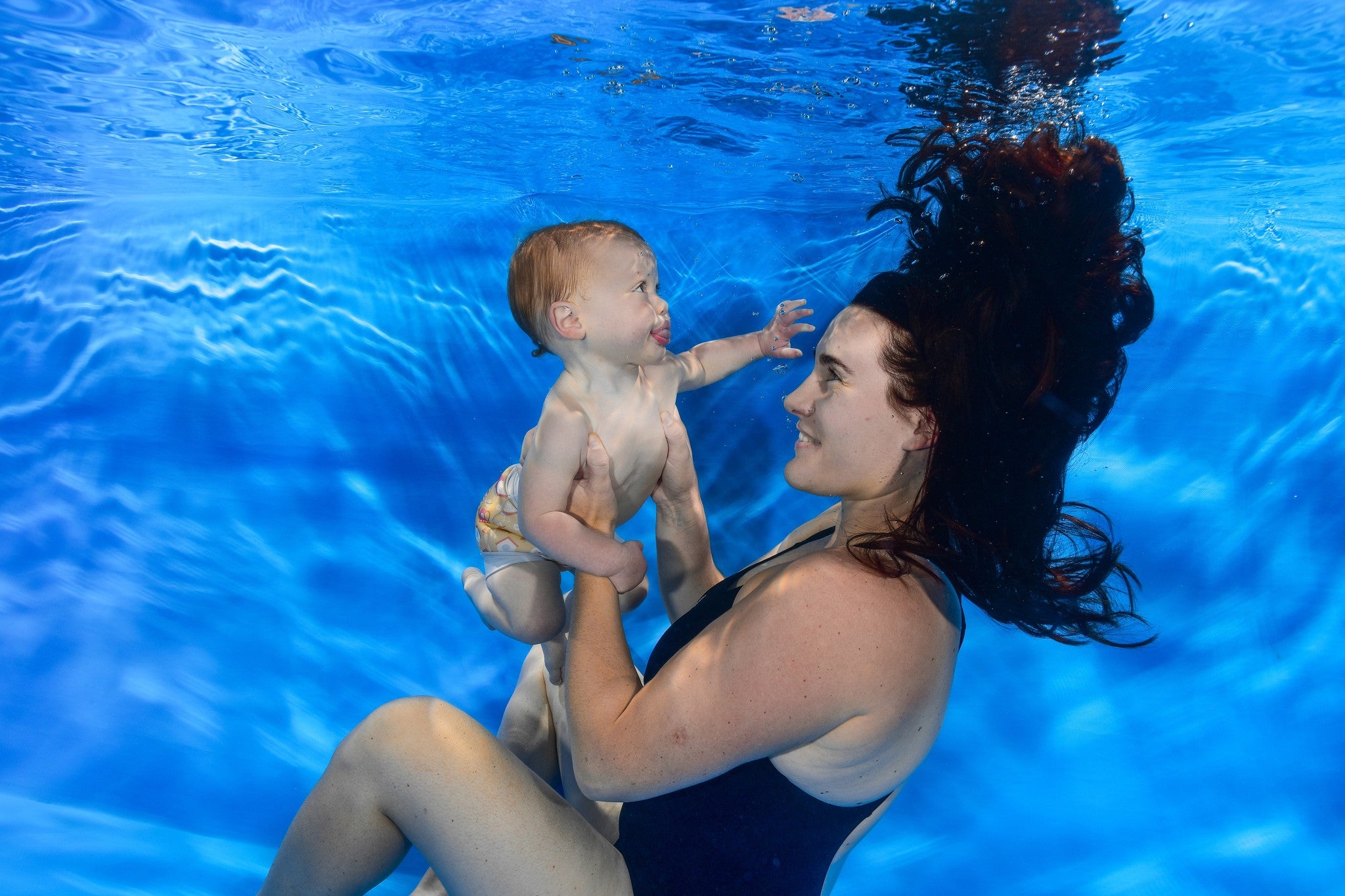 mother and daughter at underwater photoshoot