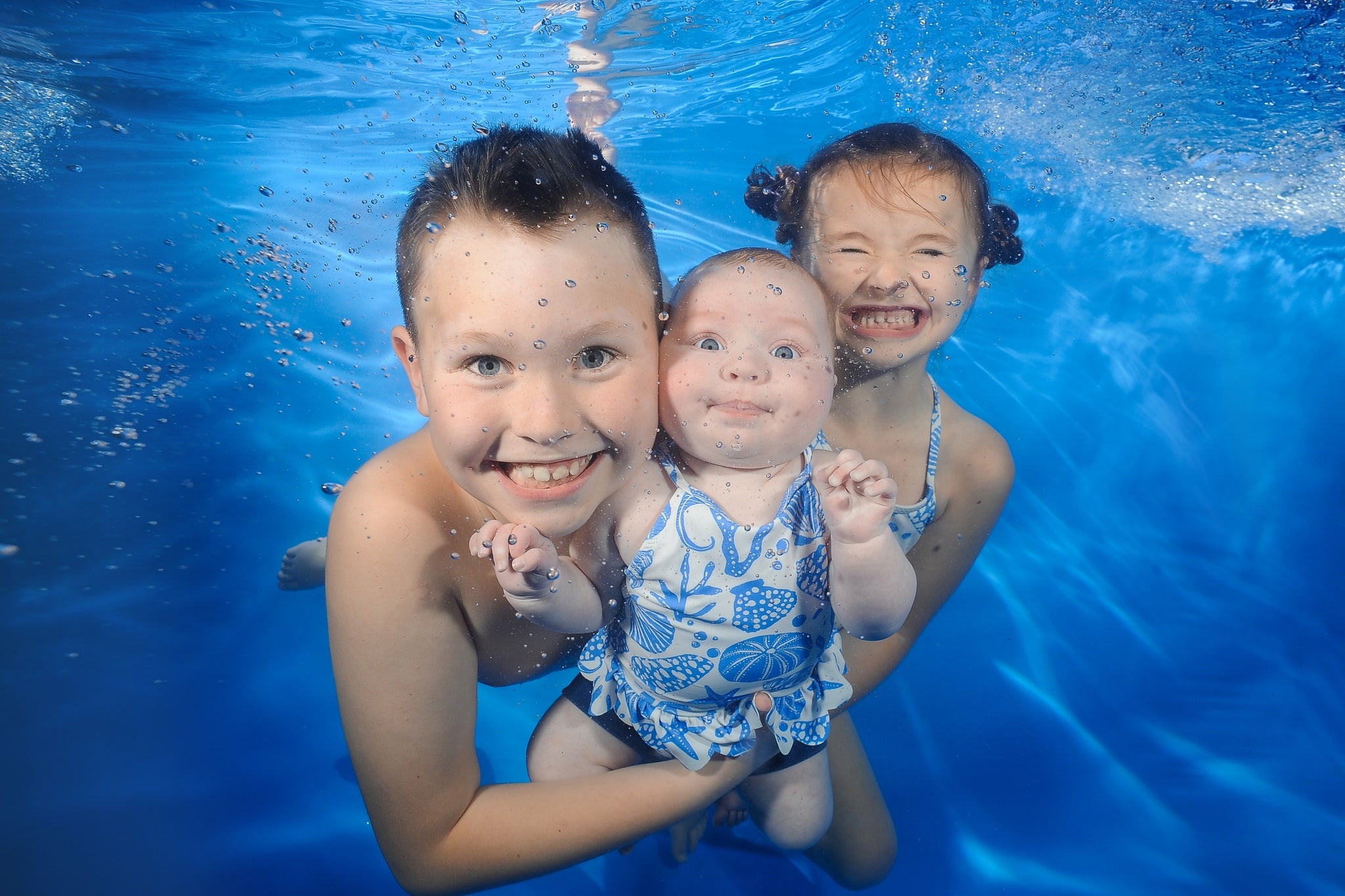 siblings at underwater photoshoot