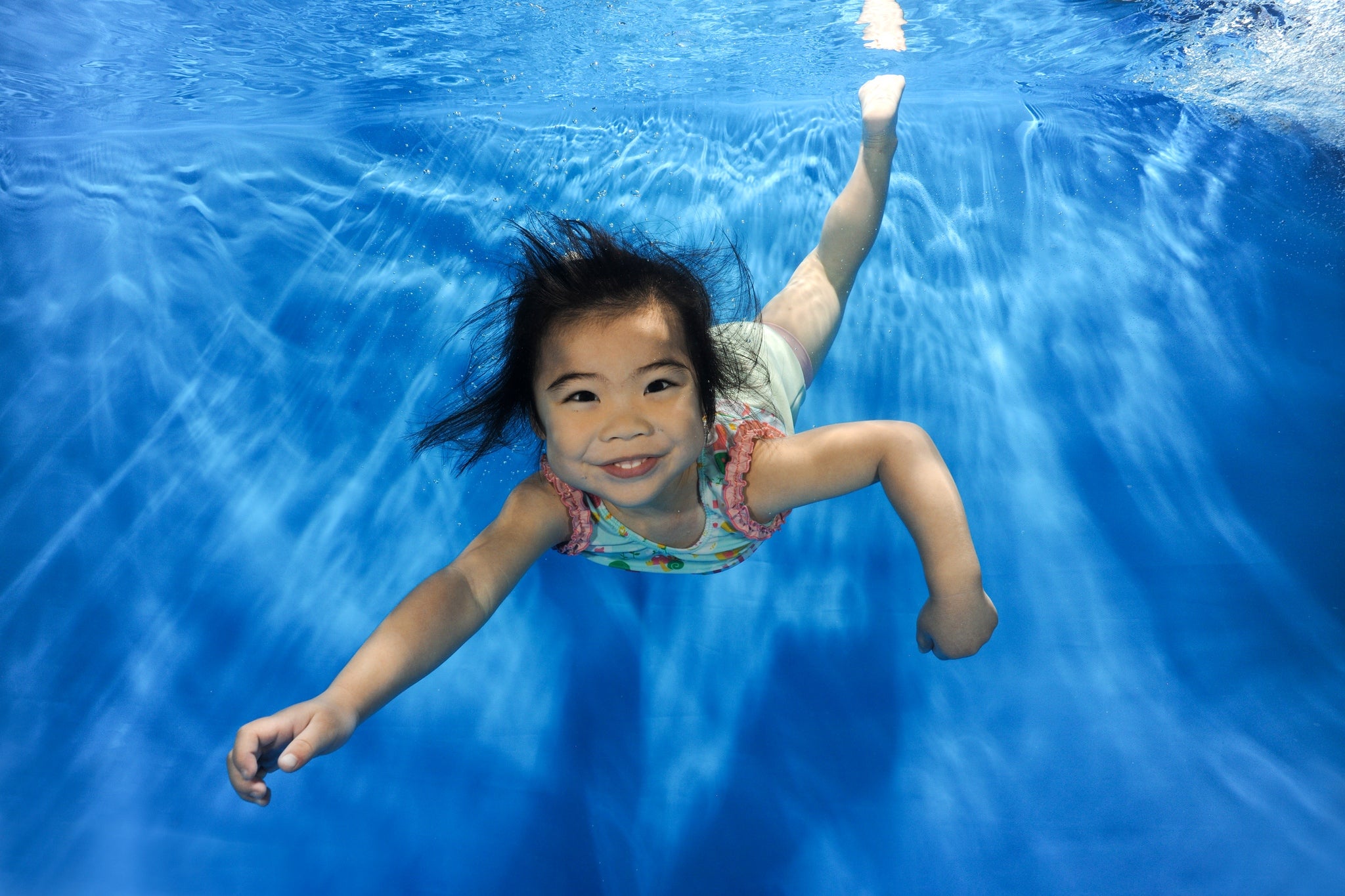 little girl at underwater photoshoot